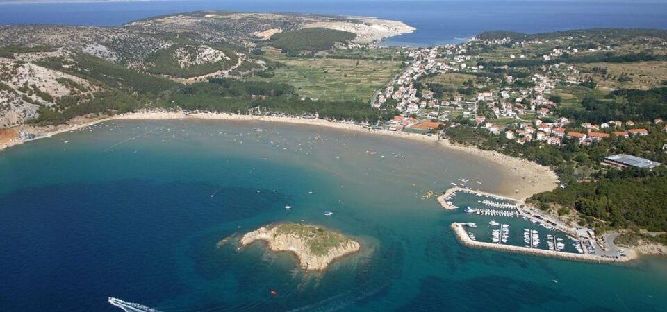 een luchtzicht op een klein eiland in het water bij Apartments Dedić in Supetarska Draga