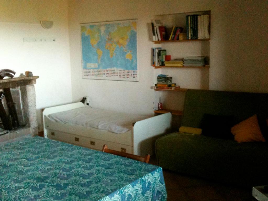 阿格林杜的住宿－Tipico stazzo splendida vista mare，小房间设有床和沙发