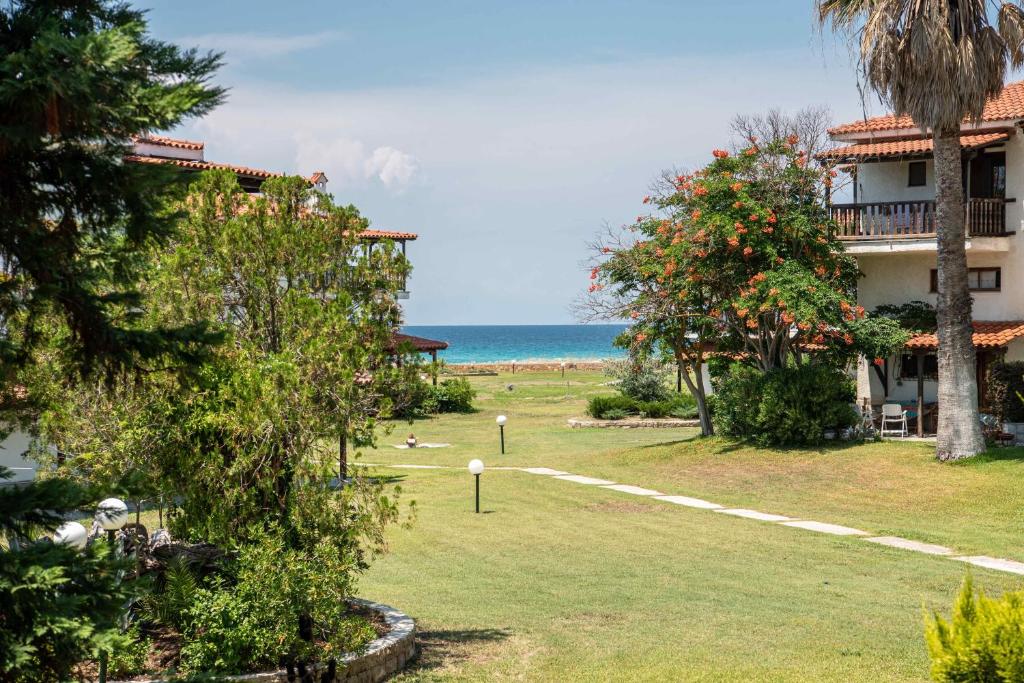 スカラ・フォルカスにあるF & B Summer Collection - Kassandra - Fourkaの海を背景にしたリゾートの景色を望めます。