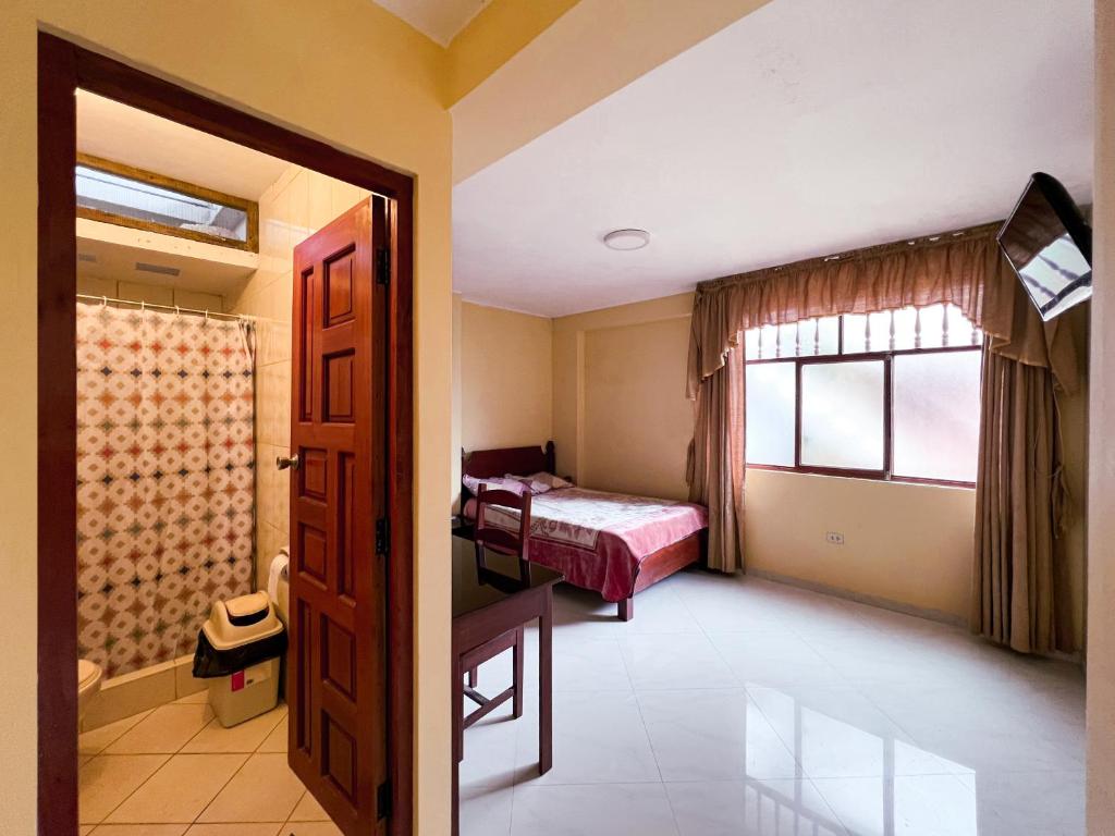 um quarto com um quarto com uma cama e uma janela em VILLA VICTORIA em Chachapoyas