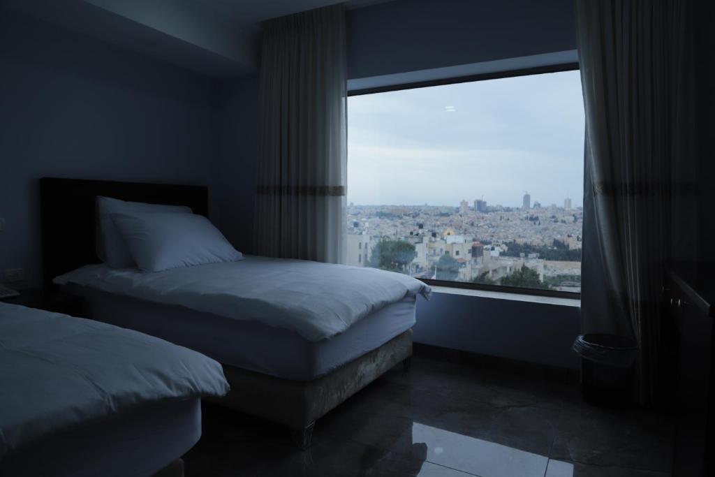 Postel nebo postele na pokoji v ubytování Mount of Olives Hotel