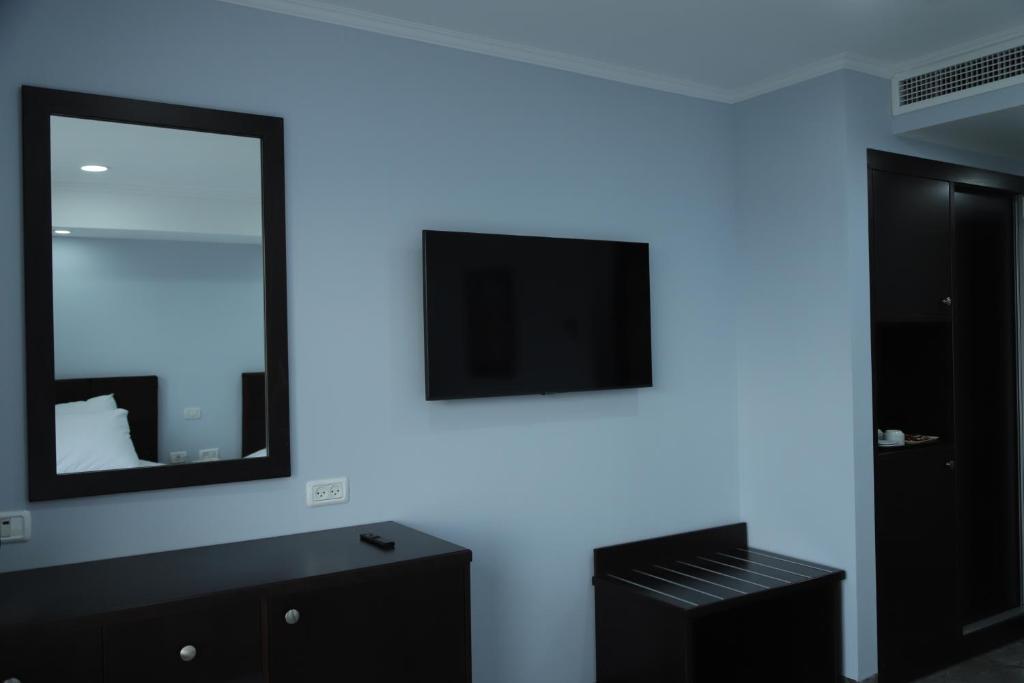 TV a/nebo společenská místnost v ubytování Mount of Olives Hotel