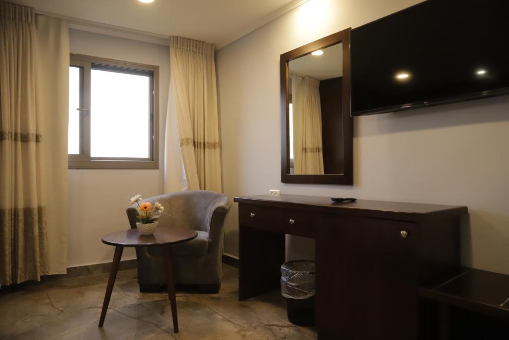 TV a/nebo společenská místnost v ubytování Mount of Olives Hotel