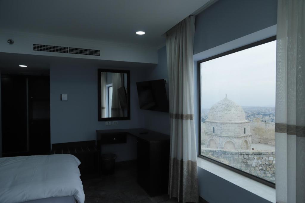 Postel nebo postele na pokoji v ubytování Mount of Olives Hotel