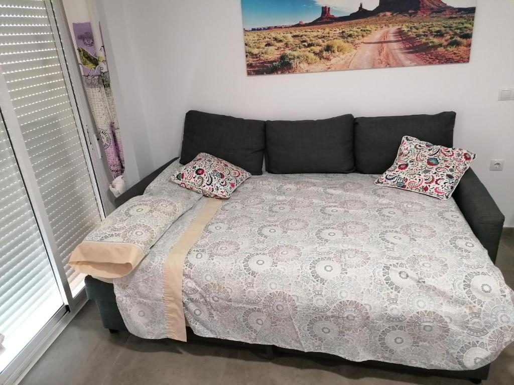 un letto in una camera con due cuscini sopra di Alojamiento Las Dunas Bajo a Tabernas