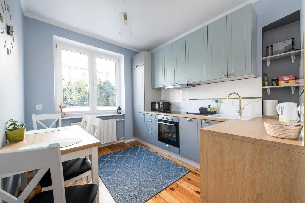 Kuchyň nebo kuchyňský kout v ubytování Radunia Apartment z parkingiem przy dworcu