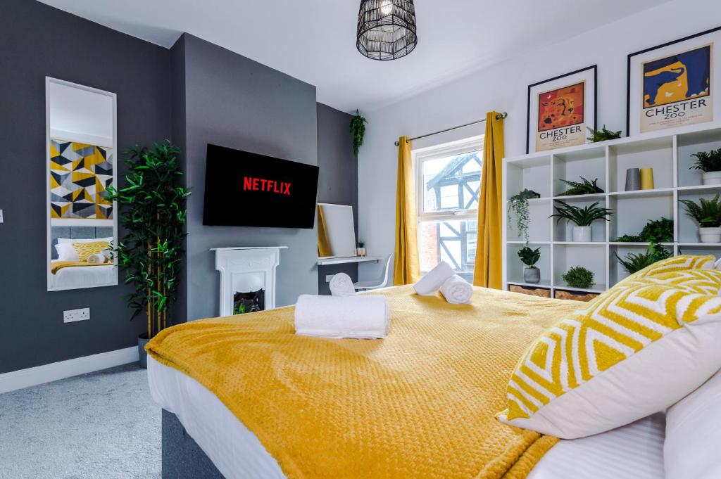 切斯特的住宿－NEW! Stylish 2-bed home, in Chester by 53 Degrees Property, Ideal for Long Stays, Great location - Sleeps 6，一间卧室配有一张带黄色毯子的大床