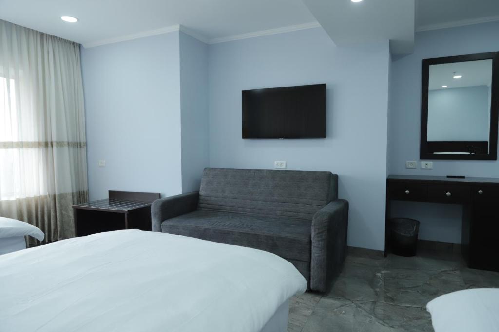 TV a/nebo společenská místnost v ubytování Mount of Olives Hotel