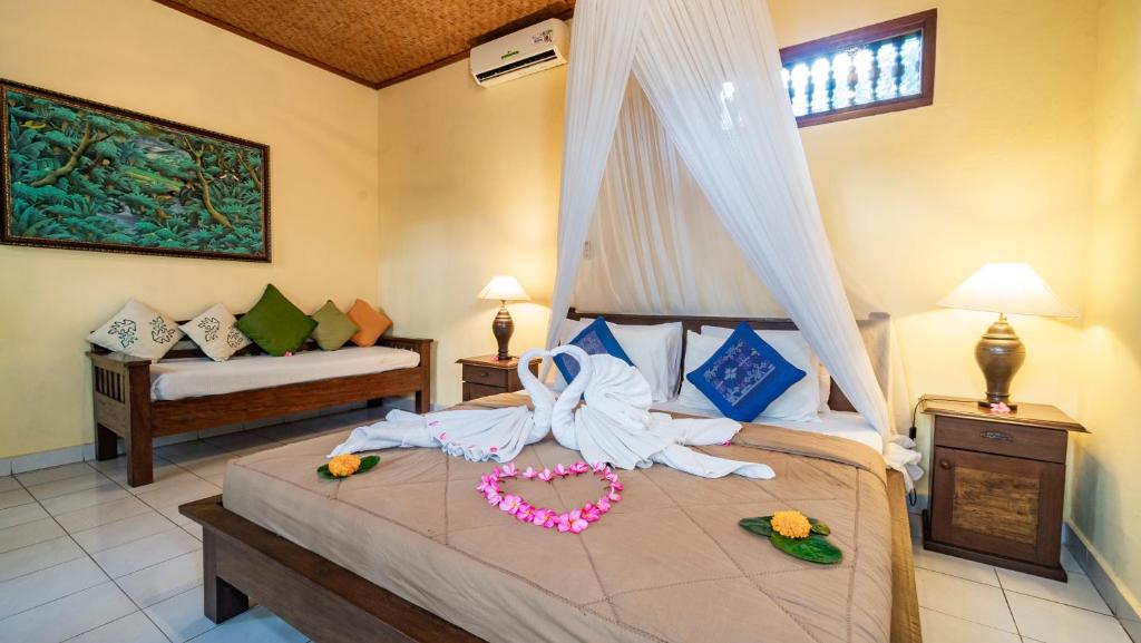 Postel nebo postele na pokoji v ubytování Cafe Wayan Cottages Senggigi