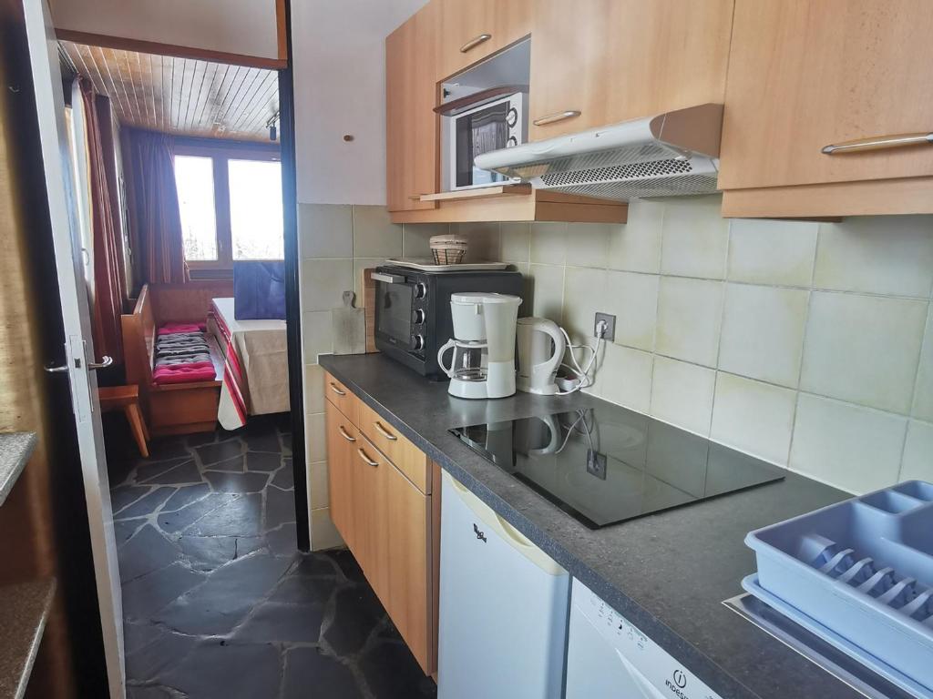 eine Küche mit einer Arbeitsplatte und einer Mikrowelle in der Unterkunft Appartement La Plagne, 3 pièces, 8 personnes - FR-1-181-2665 in La Plagne Tarentaise
