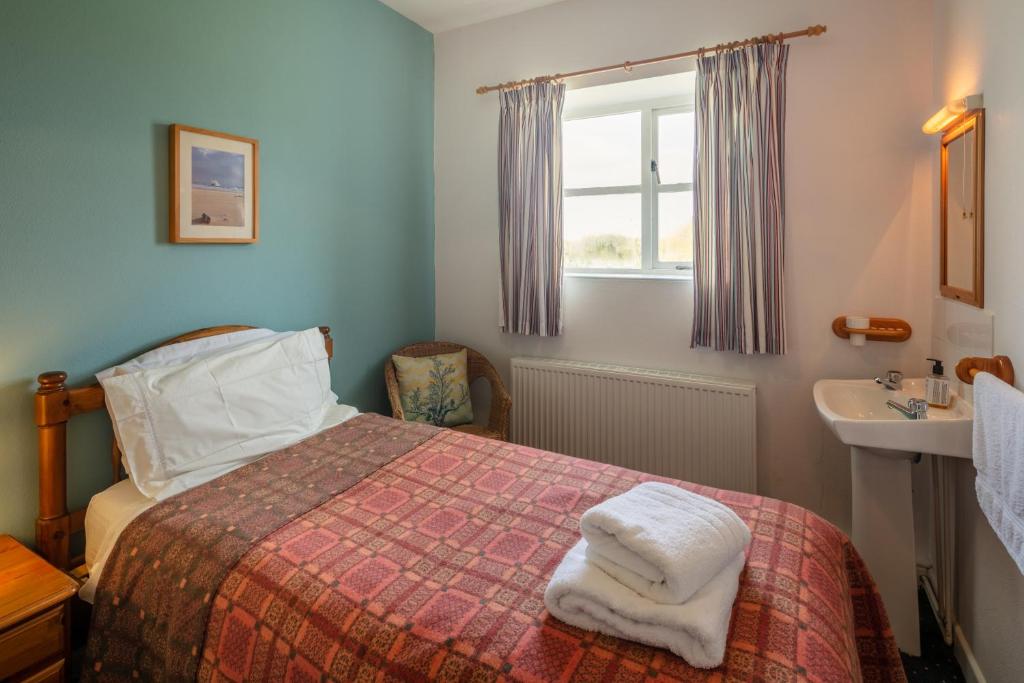 Кровать или кровати в номере East Trewent Farm