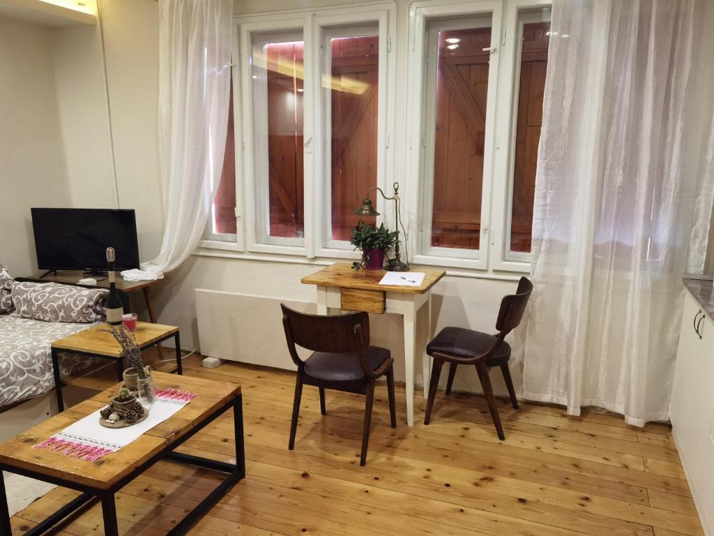 Televízia a/alebo spoločenská miestnosť v ubytovaní Konak -Guest house -Ramonda Serbika