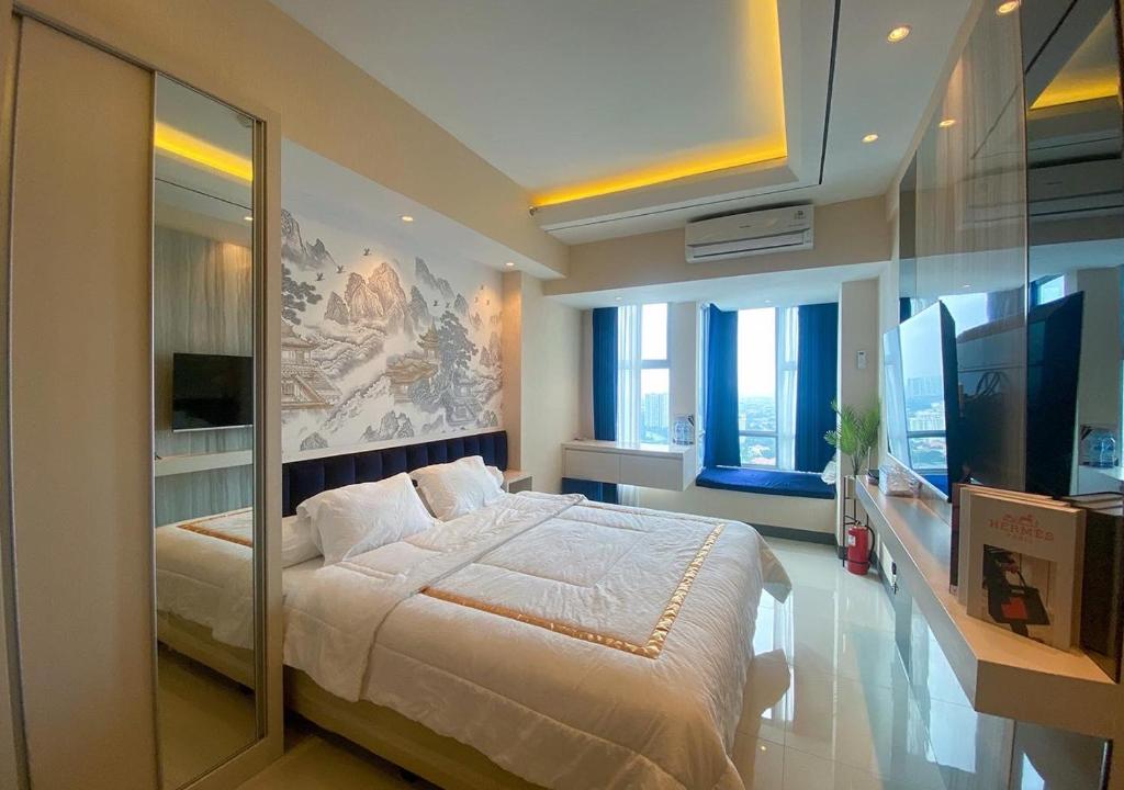 ein Schlafzimmer mit einem großen Bett und einem großen Spiegel in der Unterkunft Luxury Modern La Casa Benson in Lontar
