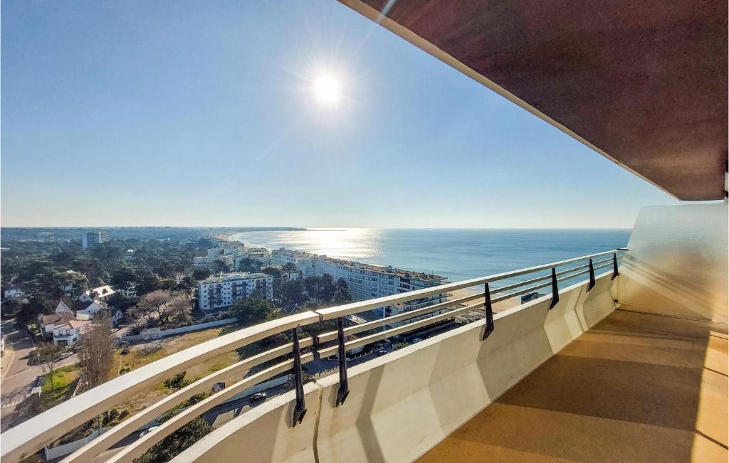 une vue sur l'océan depuis le balcon d'un immeuble dans l'établissement Pet Friendly Apartment In La Baule, à La Baule