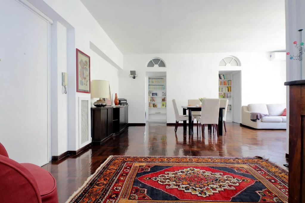 ein Wohnzimmer mit einem Tisch und einem Teppich in der Unterkunft Vatican Charme in Rom