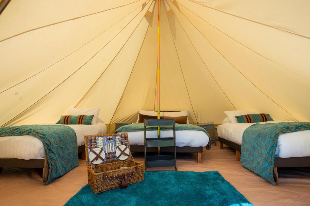 Postel nebo postele na pokoji v ubytování Westport Estate Glamping Village