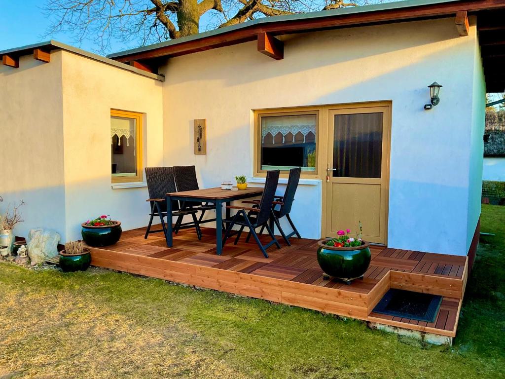 een terras met een tafel en stoelen voor een huis bij Ferienbungalow Lange in Sellin