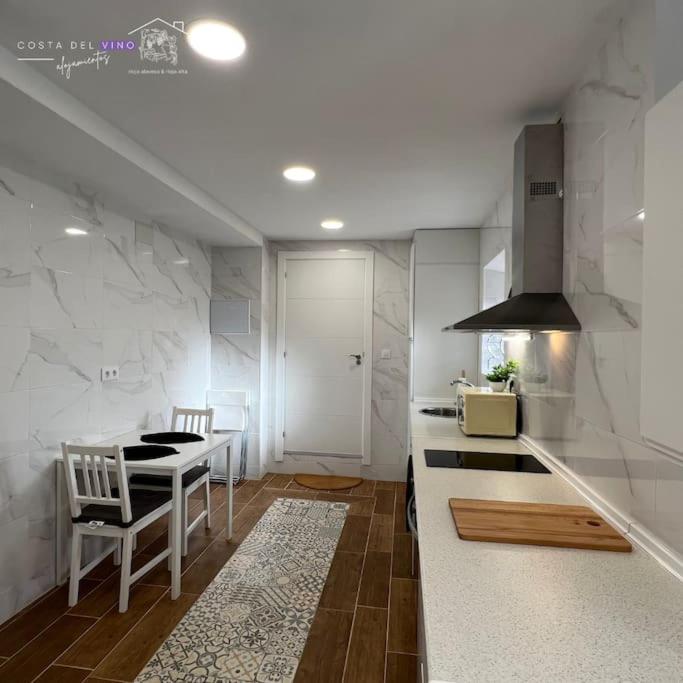 拉瓦斯蒂達的住宿－Apartamento El Mozo，厨房配有白色的柜台和桌椅