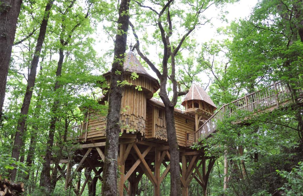 une cabane dans les arbres au milieu de la forêt dans l'établissement Châteaux dans les Arbres, à Clottes