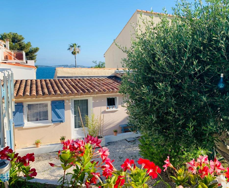 uma casa com vista para o oceano em Maisonnette à Portissol, plages et Port à pieds! em Sanary-sur-Mer