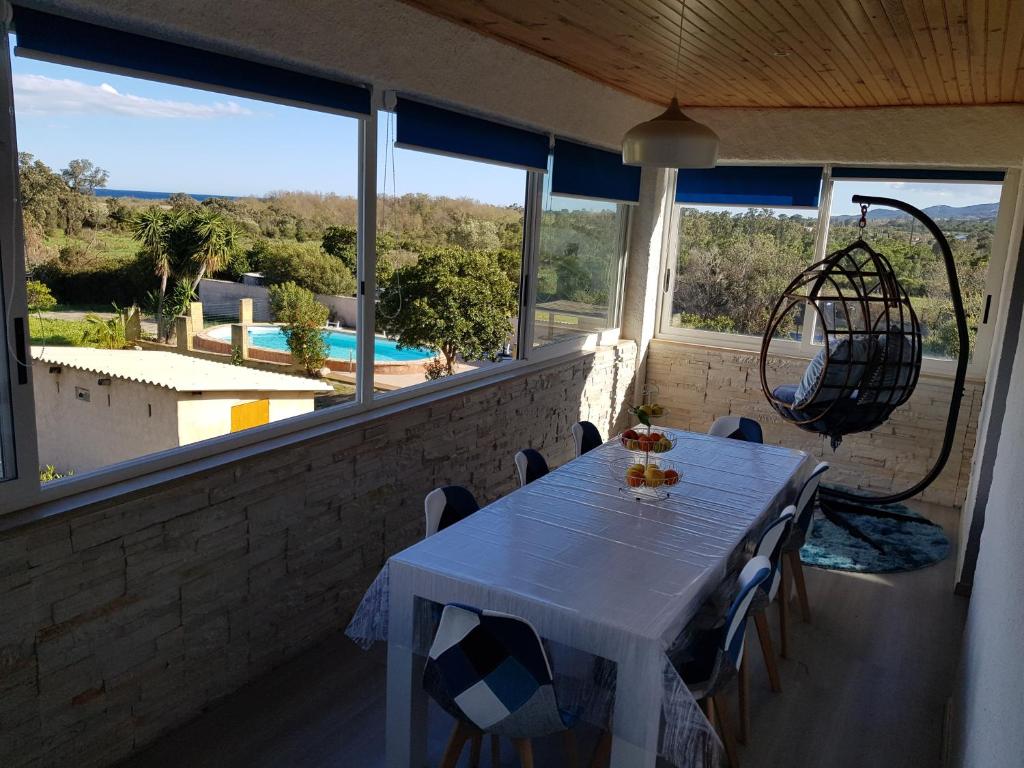 - une table sur un balcon avec vue sur la piscine dans l'établissement OVU Piscine chauffée Entre mer et montagne à 1 km de la mer, à Solaro