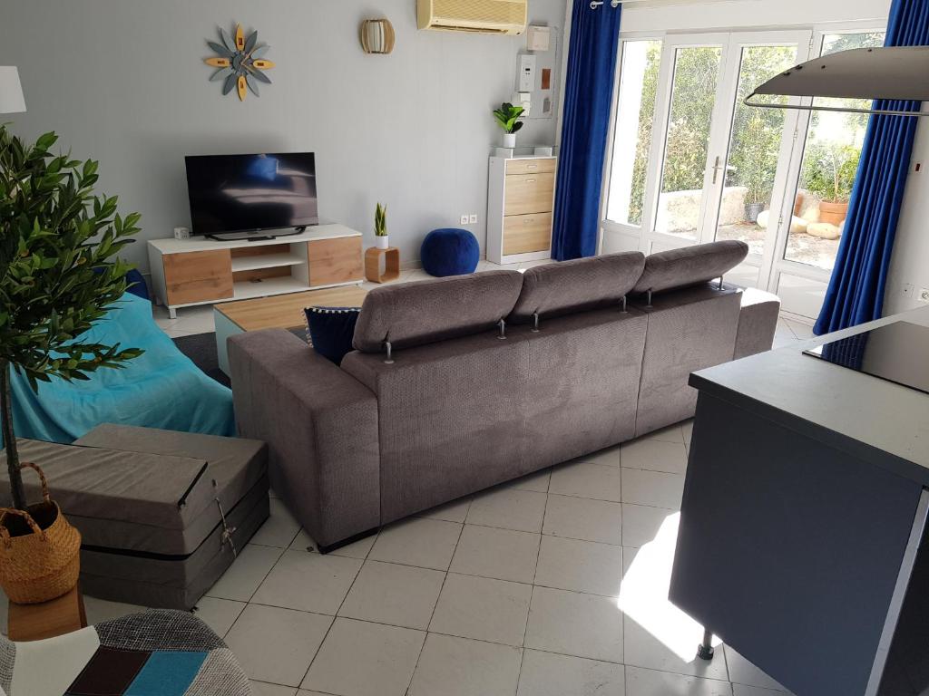Telewizja i/lub zestaw kina domowego w obiekcie VILLA Piscine chauffée 15 pers avec piscine vue mer montagne 1km mer