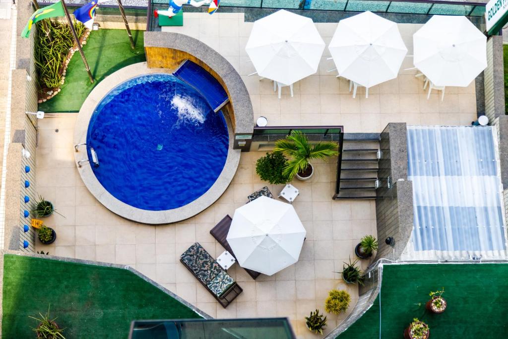 una vista aérea de una piscina en un complejo en Hotel Golden Park Recife Boa Viagem, en Recife