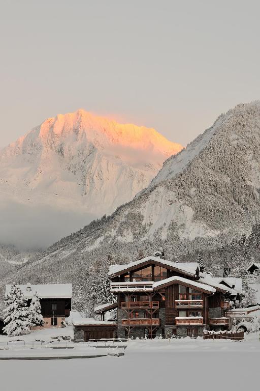 Vista generica sulle montagne o vista sulle montagne dall'interno dello chalet