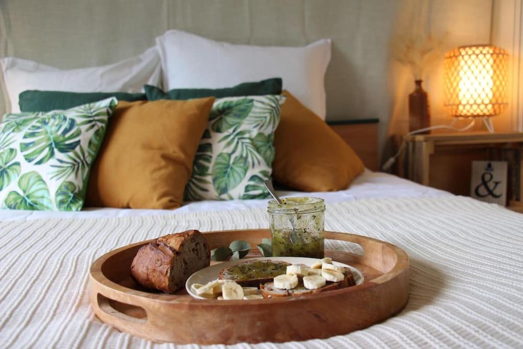 taca z jedzeniem na łóżku w obiekcie Cocon face à la mer w mieście Plérin