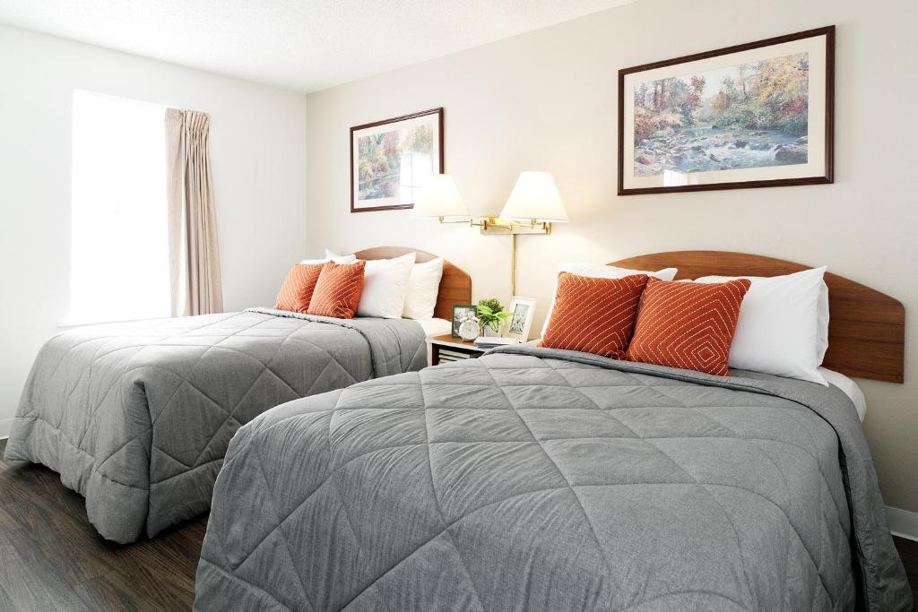 Postel nebo postele na pokoji v ubytování InTown Suites Extended Stay Dallas TX - Plano TX