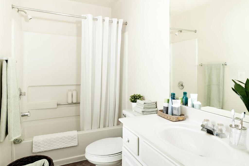 Koupelna v ubytování InTown Suites Extended Stay Dallas TX - Plano TX