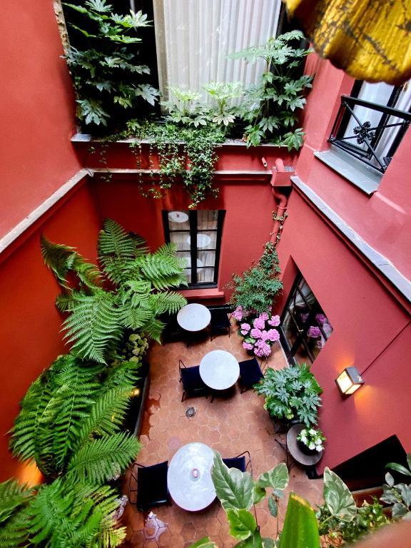 an overhead view of a patio with tables and plants at Hôtel Bourg Tibourg - Paris Marais in Paris