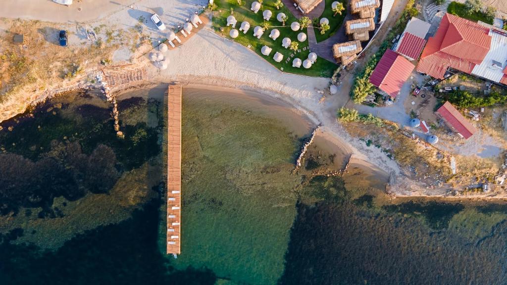 una vista aérea de un puente sobre un cuerpo de agua en Anda Beach Bistro & Rooms en Cunda