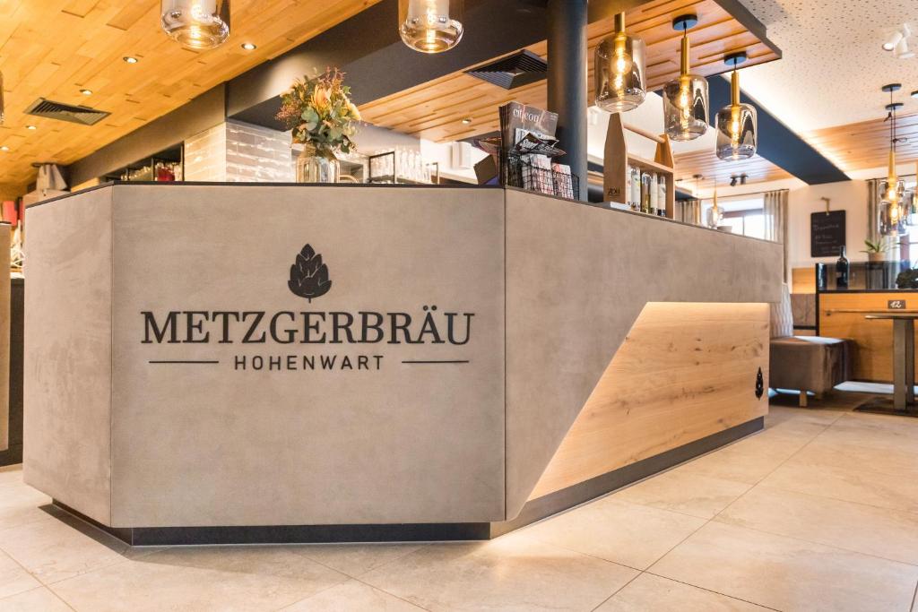 um restaurante com uma placa que diz metzgerrürhmberg em Gasthof Metzgerbräu em Hohenwart