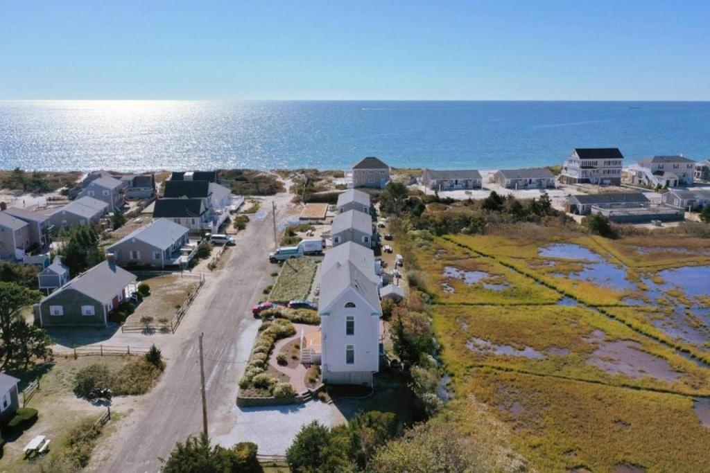 una vista aérea de una pequeña ciudad junto al océano en 27 Fiddlers Green Lane West Dennis Cape Cod - Seaside Villa, en West Dennis
