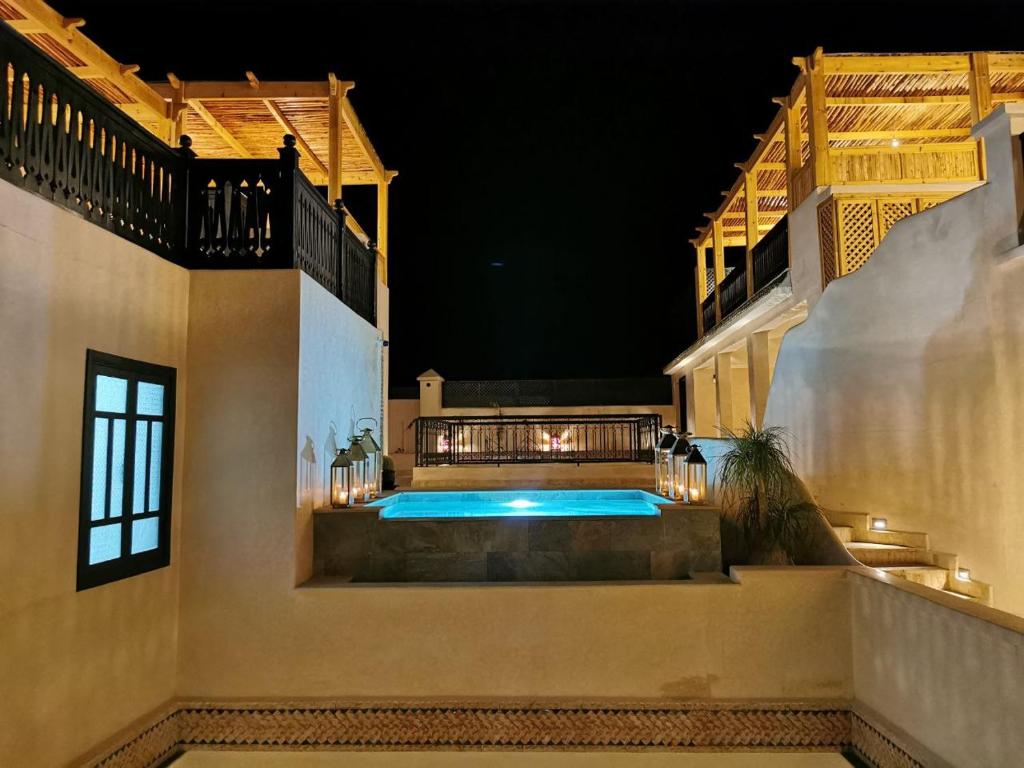 uma villa com piscina à noite em Riad Bijoux em Marraquexe