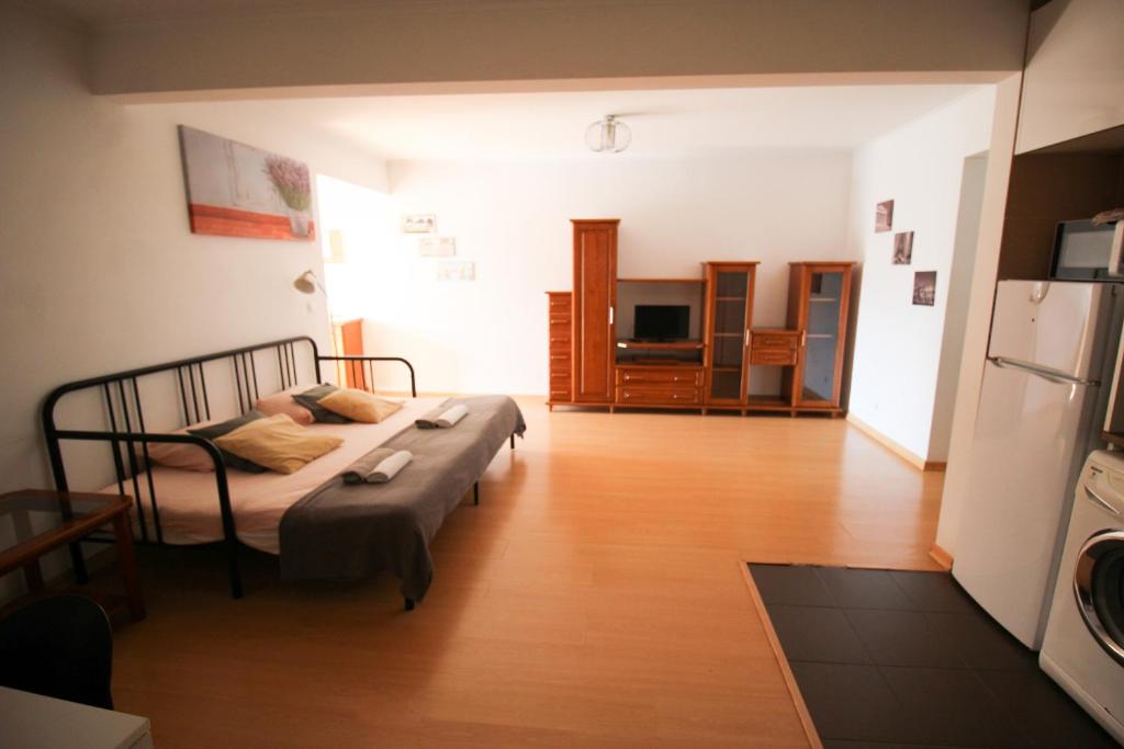 1 dormitorio con 1 cama y sala de estar en Oriente DNA Studios IV, en Lisboa