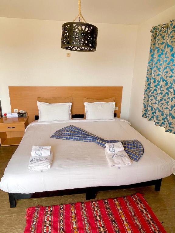 Una cama o camas en una habitación de Dakhla Camp