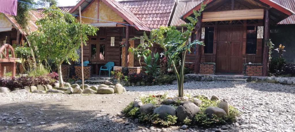 Giardino di Lucky Bamboo'Bungalows-Resto and Orangutan Jungle Trekking Tours