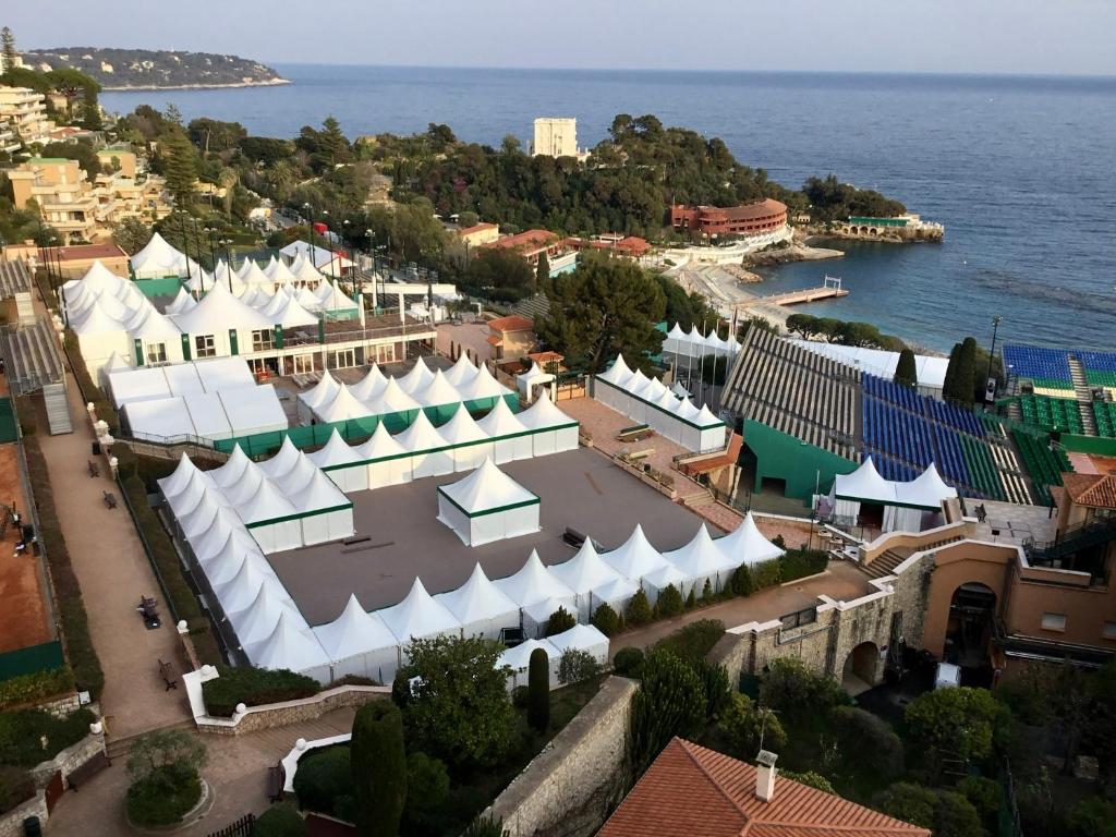 - une vue aérienne sur une ville avec des bâtiments blancs et l'océan dans l'établissement EXCEPTIONAL! PENTHOUSE in front of Monte Carlo Beach and Tennis Club, à Roquebrune-Cap-Martin