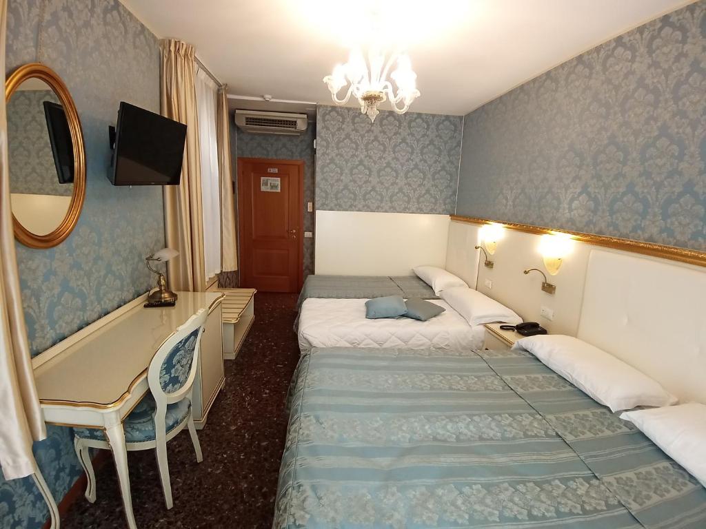 Postel nebo postele na pokoji v ubytování Hotel Il Mercante di Venezia