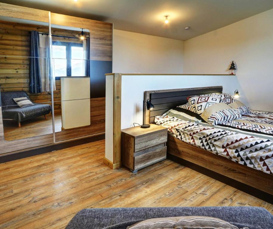 1 dormitorio con 1 cama grande y 1 silla en L'INSTANT D'ÉVASION 1 Plaine des cafres en La Plaine des Cafres