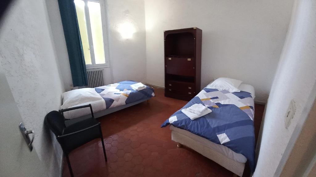 Postel nebo postele na pokoji v ubytování Hôtel Du Cours