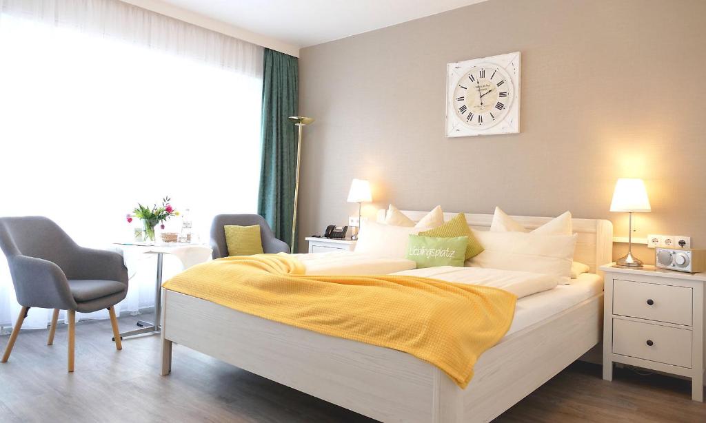 Postel nebo postele na pokoji v ubytování Hotel Diekseequell Superior am Dieksee