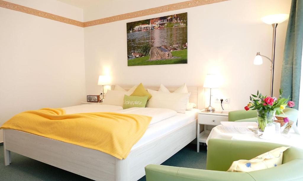 Postel nebo postele na pokoji v ubytování Hotel Diekseequell Superior am Dieksee