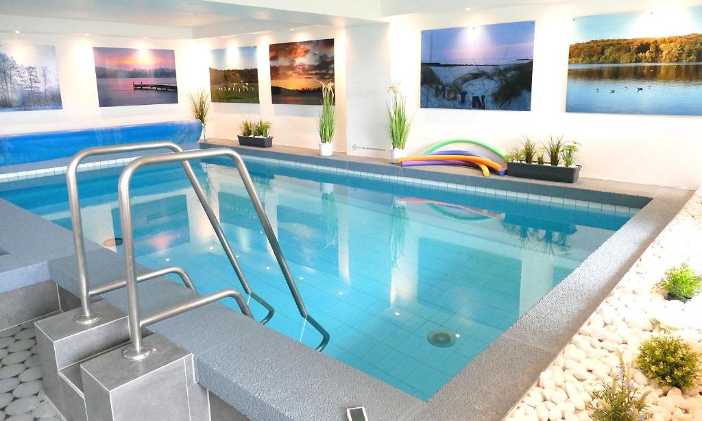 Bazén v ubytování Hotel Diekseequell Superior am Dieksee nebo v jeho okolí