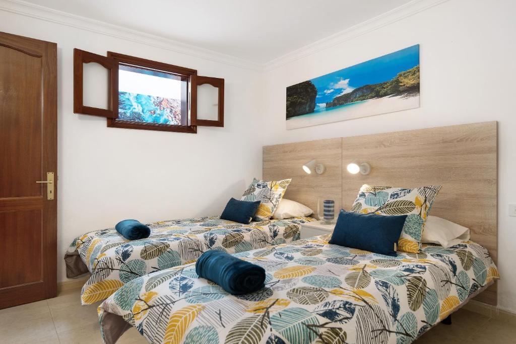 A bed or beds in a room at Casa Playa Palmeras