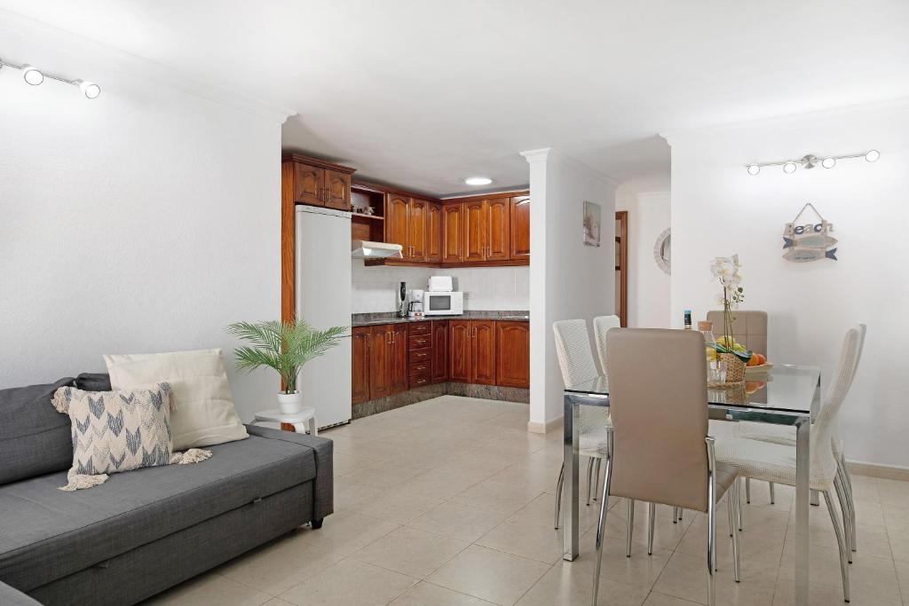 A kitchen or kitchenette at Casa Playa Palmeras