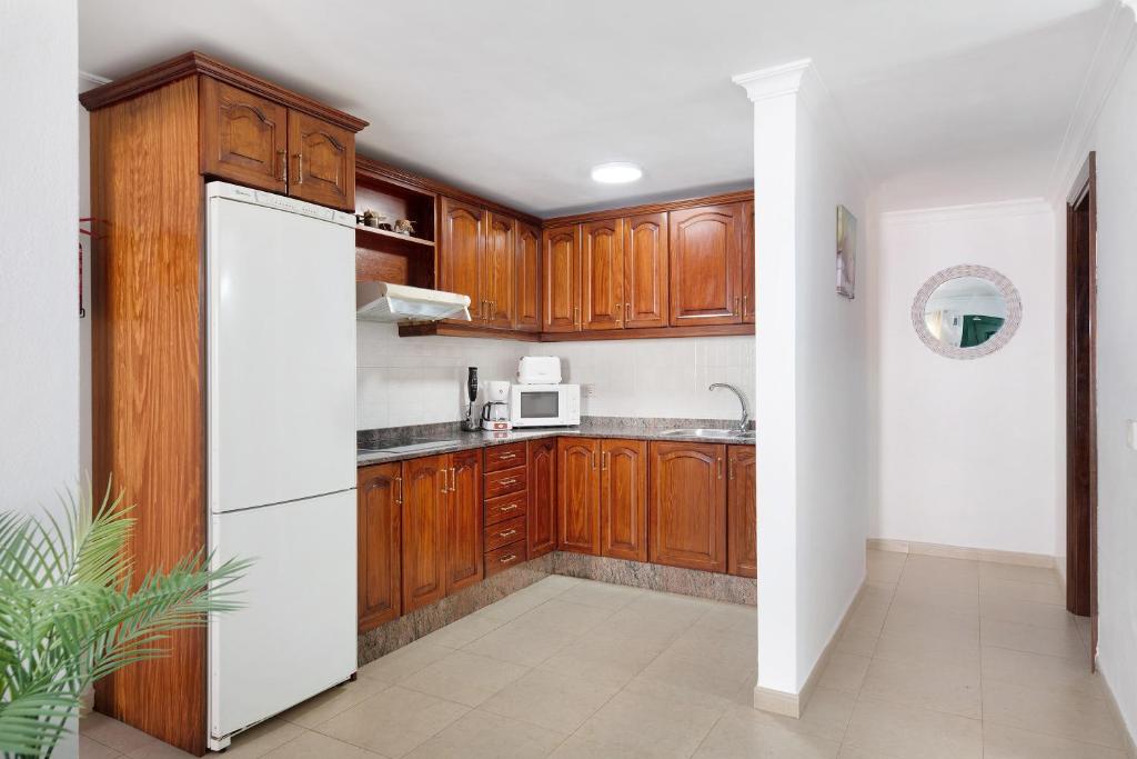 A kitchen or kitchenette at Casa Playa Palmeras