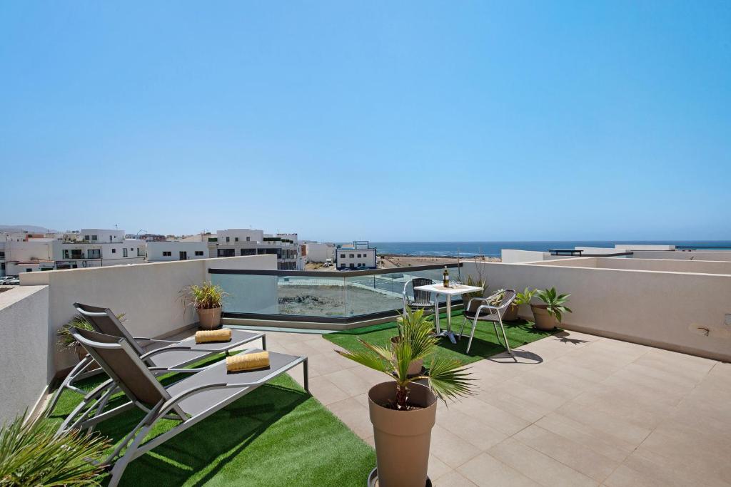 a rooftop patio with a view of the ocean at Apartamento Nautilus sea view in El Cotillo